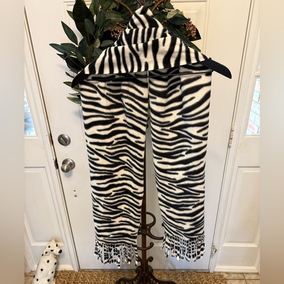 Old Navy Zebra Print Animal Print Soft Fleece Scarf with Fringe OS - Picture 2 of 6